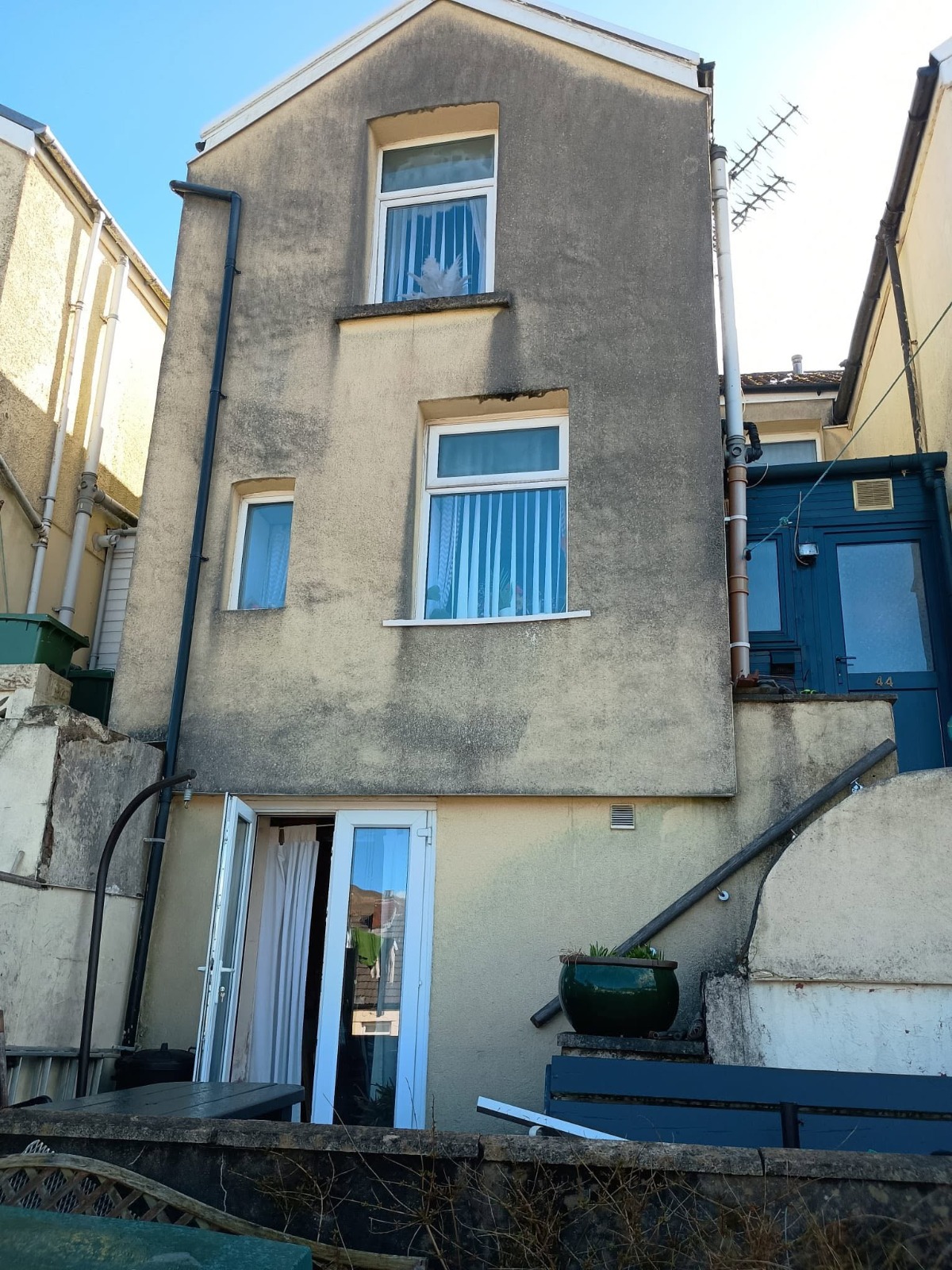 Stained house render before professional cleaning